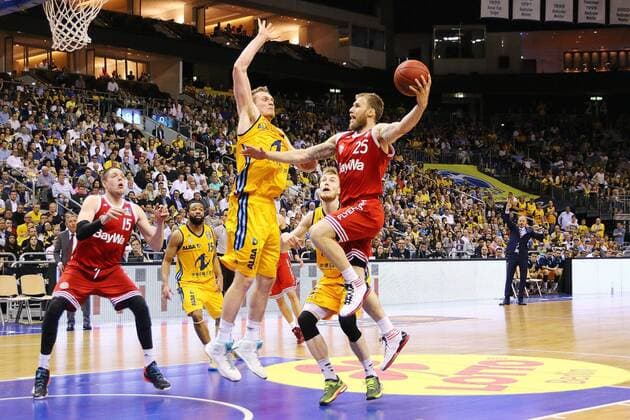 Aktuell Basketball, BBL Playoff Halbfinale, Spiel 5, Alba Berlin - FC Bayern München Leon Radosevic ( 43, Alba Berlin), Anton Gavel ( 25, FC Bayern Muenchen), Alba Berlin vs. FC Bayern Muenchen, Basketball, Bundesliga, 04.06.2015, Copyright: Hundt Eibner-Pressefoto EP_MHT