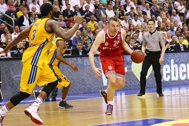Aktuell Basketball, BBL Playoff Halbfinale, Spiel 5, Alba Berlin - FC Bayern München Dusko Savanovic ( 20, FC Bayern Muenchen) visiert das Ziel an, Alba Berlin vs. FC Bayern Muenchen, Basketball, Bundesliga, 04.06.2015, Copyright: Hundt Eibner-Pressefoto EP_MHT