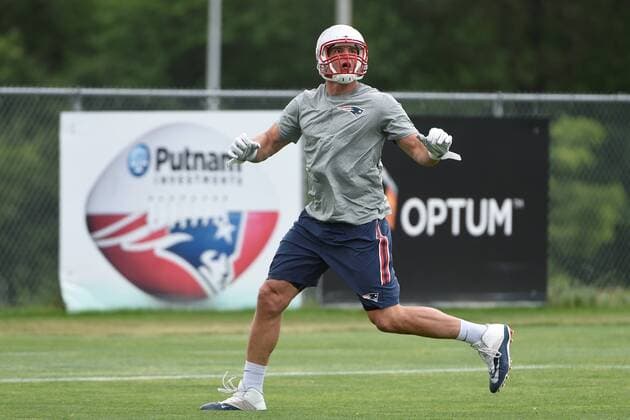 June 4, 2015 - Foxborough, Massachusetts, U.S. - New England Patriots tight end Rob Gronkowski (87) watches the flight of the ball during the New England Patriots organized team activities held on the practice fields at Gillette Stadium in Foxborough Massachusetts. Eric Canha CSM NFL American Football Herren USA 2015: Patriots OTA JUN 04 - ZUMAc04_