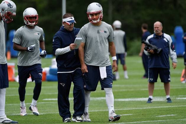 June 4, 2015 - Foxborough, Massachusetts, U.S. - New England Patriots offensive coordinator Josh McDaniels walks with New England Patriots quarterback Jimmy Garoppolo (10) during the New England Patriots organized team activities held on the practice fields at Gillette Stadium in Foxborough Massachusetts. Eric Canha CSM NFL American Football Herren USA 2015: Patriots OTA JUN 04 - ZUMAc04_