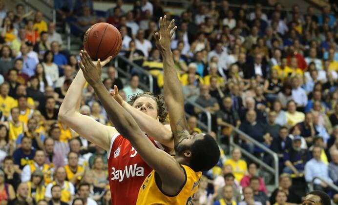 John Bryant (FC Bayern), hinten, vorne Jamel McLean (ALBA Berlin), ALBA Berlin - FC Bayern Basketball Basketball, BEKO BBL, Deutsche Meisterschaft, playoffs, play-off, DM-playoff, Halbfinale, 5. Spiel, Spiel 5, Herren, men, Saison 2014 2015 Berlin, O 2 world Halle
