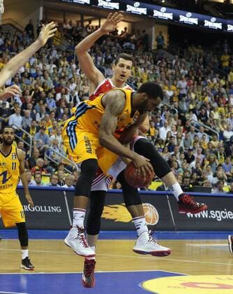 Jamel McLean (ALBA Berlin), vorne, hinten Paul Zipser (FC Bayern), ALBA Berlin - FC Bayern Basketball Basketball, BEKO BBL, Deutsche Meisterschaft, playoffs, play-off, DM-playoff, Halbfinale, 5. Spiel, Spiel 5, Herren, men, Saison 2014 2015 Berlin, O 2 world Halle