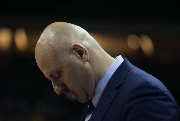 Sasa Obradovic (Trainer ALBA Berlin), enttaeuscht ALBA Berlin - FC Bayern Basketball Basketball, BEKO BBL, Deutsche Meisterschaft, playoffs, play-off, DM-playoff, Halbfinale, 5. Spiel, Spiel 5, Herren, men, Saison 2014 2015 Berlin, O 2 world Halle