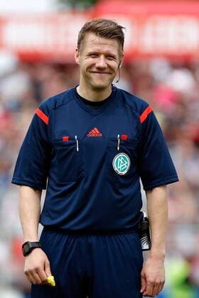 v.li.: Schiedsrichter Patrick Ittrich lacht, lachend, lächeln, Freude, Fussball, Relegation 3. Bundesliga, FC Würzburger Kickers - 1. FC Saarbrücken, xfsx