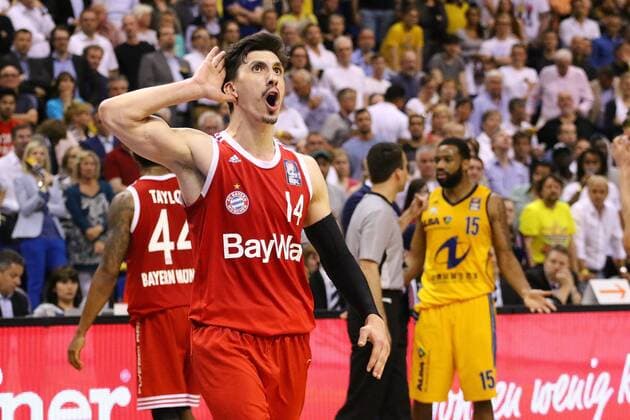 Aktuell Basketball, BBL Playoff Halbfinale, Spiel 5, Alba Berlin - FC Bayern München Nihad Djedovic ( 14, FC Bayern Muenchen) peitscht die Fans auf, Alba Berlin vs. FC Bayern Muenchen, Basketball, Bundesliga, 04.06.2015, Copyright: Hundt Eibner-Pressefoto EP_MHT