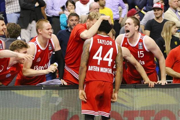 Aktuell Basketball, BBL Playoff Halbfinale, Spiel 5, Alba Berlin - FC Bayern München Die Bayern-Bank beglueckwuenscht Bryce Taylor ( 44, FC Bayern Muenchen), Alba Berlin vs. FC Bayern Muenchen, Basketball, Bundesliga, 04.06.2015, Copyright: Hundt Eibner-Pressefoto EP_MHT