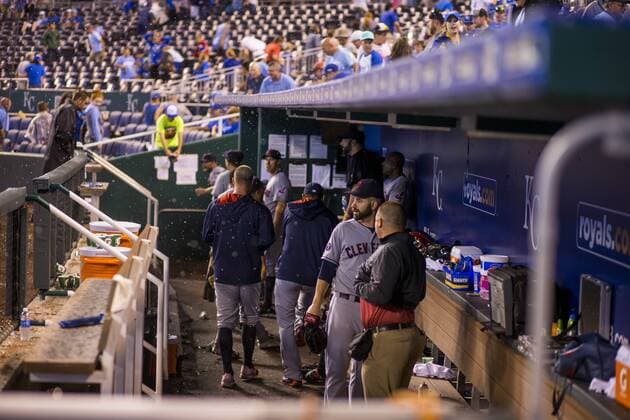June 04, 2015: Players head to the dugout as the game goes into a rain delay during the MLB Baseball Herren USA game between the Cleveland Indians and the Kansas City Royals at Kauffman Stadium in Kansas City, MO. Kyle Rivas CSM MLB 2015: Indians vs Royals JUN 04 - ZUMAc04_