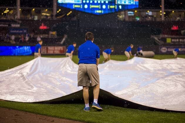 June 04, 2015: The Kansas City Royals grounds crew lays down the tap in the eighth inning during the MLB Baseball Herren USA game between the Cleveland Indians and the Kansas City Royals at Kauffman Stadium in Kansas City, MO. Kyle Rivas CSM MLB 2015: Indians vs Royals JUN 04 - ZUMAc04_