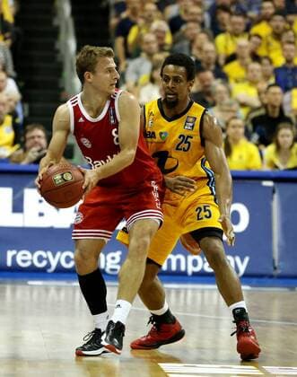 Heiko Schaffartzik, Clifford Hammonds Aktion Spielszene Zweikampf Basketball Play Off BBL Bundesliga Herren Saison 2014 2015 04.06.2015 ALBA Berlin vs. FC Bayern München