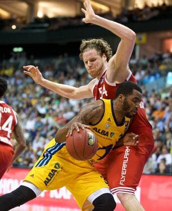 Basketball Berlin 04.06.2015 Beko-BBL 1. Bundesliga Saison 2014 2015 Playoff Halbfinale Spiel 5 Alba Berlin - FC Bayern München Jamel McLean (Alba Berlin, No.33) John Bryant (München, No.54)