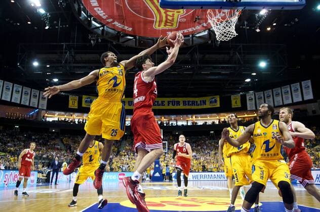Basketball Berlin 04.06.2015 Beko-BBL 1. Bundesliga Saison 2014 2015 Playoff Halbfinale Spiel 5 Alba Berlin - FC Bayern München Nihad Djedovic (München, No.14) Clifford Hammonds (Alba Berlin, No.25)