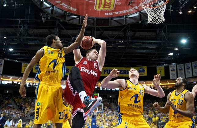 Basketball Berlin 04.06.2015 Beko-BBL 1. Bundesliga Saison 2014 2015 Playoff Halbfinale Spiel 5 Alba Berlin - FC Bayern München Vladimir Stimac (München, No.15) Alex Renfroe (Alba Berlin, No.20) Leon Radosevic (Alba Berlin, No.43)