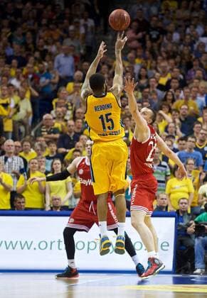Basketball Berlin 04.06.2015 Beko-BBL 1. Bundesliga Saison 2014 2015 Playoff Halbfinale Spiel 5 Alba Berlin - FC Bayern München Reggie Redding (Alba Berlin, No.15) Dusko Savanovic (München, No.20) Vladimir Stimac (München, No.15)