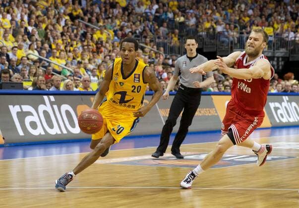 Basketball Berlin 04.06.2015 Beko-BBL 1. Bundesliga Saison 2014 2015 Playoff Halbfinale Spiel 5 Alba Berlin - FC Bayern München Alex Renfroe (Alba Berlin, No.20) Anton Gavel (München, No.25)