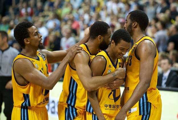 Basketball Berlin 04.06.2015 Beko-BBL 1. Bundesliga Saison 2014 2015 Playoff Halbfinale Spiel 5 Alba Berlin - FC Bayern München Reggie Redding (Alba Berlin, No.15) Alex Renfroe (Alba Berlin, No.20) Jamel McLean (Alba Berlin, No.33) Clifford Hammonds (Alba Berlin, No.25) niedergeschlagen