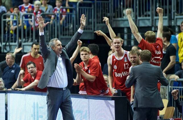 Basketball Berlin 04.06.2015 Beko-BBL 1. Bundesliga Saison 2014 2015 Playoff Halbfinale Spiel 5 Alba Berlin - FC Bayern München Jubel München Emir Mutapcic Lucca Staiger (München, No.10) Robin Benzing (München, No.12) Anton Gavel (München, No.25)