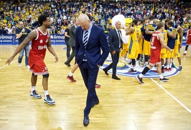 Basketball Berlin 04.06.2015 Beko-BBL 1. Bundesliga Saison 2014 2015 Playoff Halbfinale Spiel 5 Alba Berlin - FC Bayern München Sasa Obradovic (Alba Berlin, Trainer) niedergeschlagen