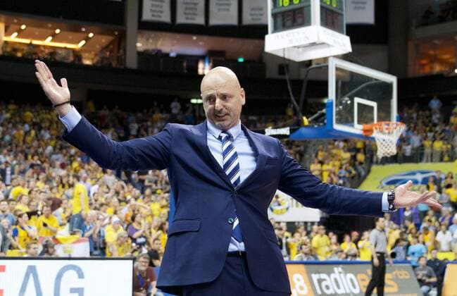 Basketball Berlin 04.06.2015 Beko-BBL 1. Bundesliga Saison 2014 2015 Playoff Halbfinale Spiel 5 Alba Berlin - FC Bayern München Sasa Obradovic (Alba Berlin, Trainer) niedergeschlagen