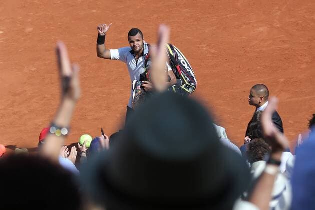 Jo-Wilfried Tsonga of France acknowledges the crowd after losing his French Open men s semifinal match against Stan Wawrinka of Switzerland at Roland Garros in Paris on June 5, 2015. Wawrinka defeated Tsonga 6-3, 6-7 (1), 7-6 (3), 6-4 to advance to the final round.  PAR20150605736 DAVIDxSILPA