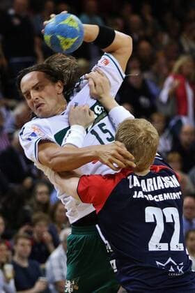 Flensburg, 30. May 2015 Handball, Saison 2014 2015, Bundesliga, 33. Spieltag, SG Flensburg-Handewitt - HSG Wetzlar: Kent Robin Tönnesen (HSG Wetzlar, 15), Anders Zachariassen (SG Flensburg-Handewitt, 22)