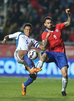 Image provided by Chile s National Association of Professional Soccer () shows Chile s Mauricio Pinilla (R) vying with El Salvador s Alexander Mendoza during a friendly match at the El Teniente Stadium in Rancagua, Chile, on June 5, 2015. ) (da) (SP)CHILE-RANCAGUA-SOCCER-CHILE VS EL SALVADOR ANFP 