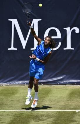 Aktion Dustin Brown (GER) Aufschlag Qualifikation 06.06.2015 Tennis Mercedes-Cup Stuttgart Weißenhof TC Weissenhof Mercedescup Mercedes Cup 06.06..-14.06.2015 Mercedes-Cup Stuttgart Weißenhof 2015