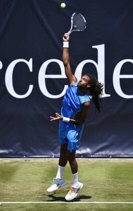 Aktion Dustin Brown (GER) Aufschlag Qualifikation 06.06.2015 Tennis Mercedes-Cup Stuttgart Weißenhof TC Weissenhof Mercedescup Mercedes Cup 06.06..-14.06.2015 Mercedes-Cup Stuttgart Weißenhof 2015