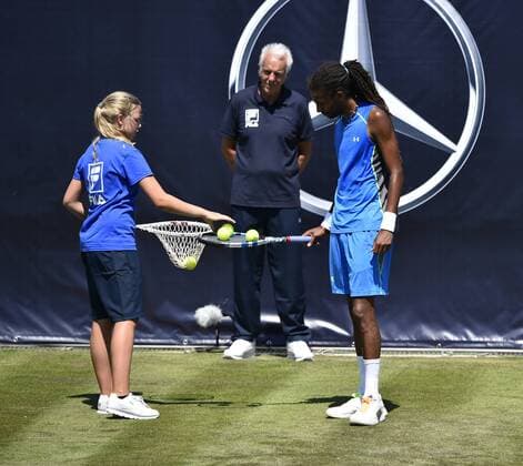 Aktion Dustin Brown (GER) erhält Bälle von Ballmädchen mit Ballnetz Qualifikation 06.06.2015 Tennis Mercedes-Cup Stuttgart Weißenhof TC Weissenhof Mercedescup Mercedes Cup 06.06..-14.06.2015 Mercedes-Cup Stuttgart Weißenhof 2015