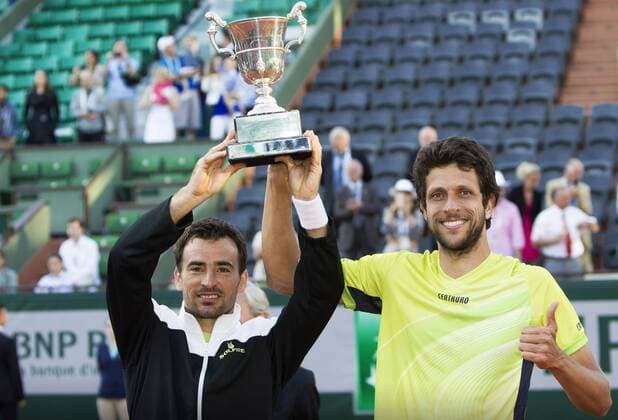 TENNIS - ATP Tennis Herren French Open 2015 PARIS,FRANCE,06.JUN.15 - TENNIS - ATP World Tour, Grand Slam, Roland Garros, French Open, doubles, final. Image shows Ivan Dodig (CRO) and Marcelo Melo (BRA). Keywords: trophy. GEPAxpictures xMatthiasxHauer