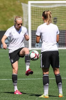 v.li.: Pauline Bremer und Lena Petermann (beide Deutschland), Training, Übung, Fussball, FIFA Frauen-WM 2015, Training, xozx
