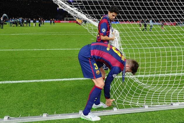 Fußball Champions League Finale Juventus Turin - FC Barcelona Barca am 06.06.2015 im Olympia Stadion in Berlin Gerard Pique ( Barcelona ), vorne - Marc Bartra ( Barcelona ), hinten - zerlegen das Tornetz