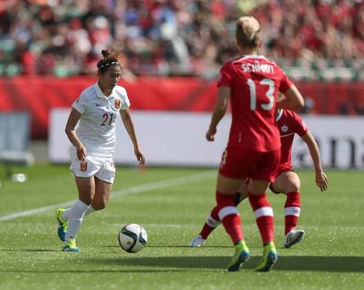 China s Wang Lisi (L) vies for the ball with Canada s Sophie Schmidt during the opening match of FIFA Women s World Cup Canada 2015 at Commonwealth Stadium in Edmonton, Canada, on June 6, 2015. ) (SP)CANADA-EDMONTON-FIFA WOMEN S WORLD CUP-OPENING MATCH-CAN VS CHN QinxLang 
