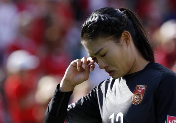 China s goalie Wang Fei weeps as she leaves the field after a Group A match between China and Canada at the 2015 FIFA Women s World Cup finals in the Commonwealth Stadium in Edmonton, Canada, June 6, 2015. China lost 0-1. ) (SP)CANADA-EDMONTON-FIFA WOMEN S WORLD CUP-GROUP A-CHN VS CAN WangxLili 