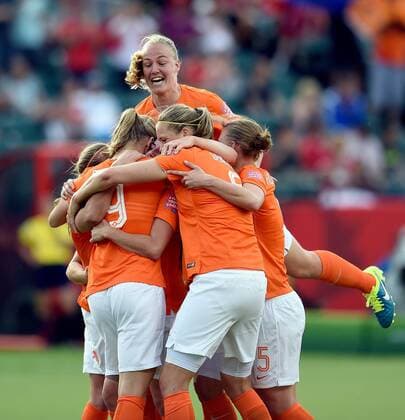 Players of the Netherlands celebrate after scoring against New Zealand during the group A match at the 2015 FIFA Women s World Cup in Edmonton, Canada, June 6, 2015. ) (SP)CANADA-EDMONTON-FIFA WOMEN S WORLD CUP-GROUP A-NED VS NZL WangxYuguo 