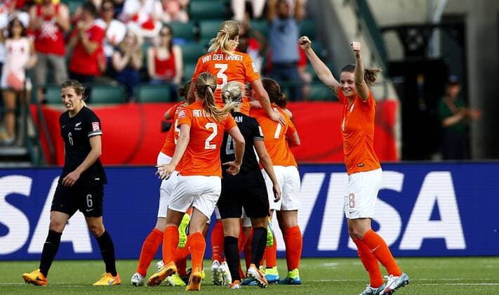 Players of the Netherlands celebrate after scoring against New Zealand during the group A match at the 2015 FIFA Women s World Cup in Edmonton, Canada, June 6, 2015. ) (SP)CANADA-EDMONTON-FIFA WOMEN S WORLD CUP-GROUP A-NED VS NZL DingxXu 