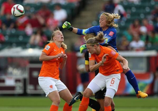 Loes Geurts (Up) of the Netherlands saves the ball during the group A match against New Zealand at the 2015 FIFA Women s World Cup in Edmonton, Canada, June 6, 2015. ) (SP)CANADA-EDMONTON-FIFA WOMEN S WORLD CUP-GROUP A-NED VS NZL QinxLang 