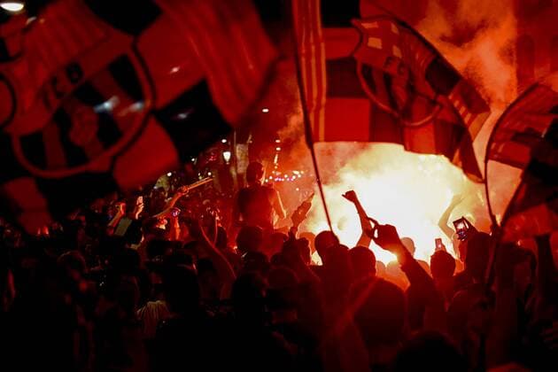 FC Barcelona Barca fans celebrate its winning the championship of the 2014-2015 UEFA Champions League, at the Canaletes fountain in Barcelona, Spain, June 6, 2015. FC Barcelona defeated Juventus of Italy 3-1 in the final in Berlin, Germany, on Saturday. ) (SP)SPAIN-BARCELONA-SOCCER-EURO CHAMPIONS LEAGUE-FANS PauxBarrena 