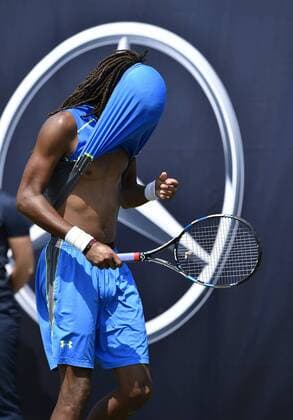 Aktion Dustin Brown (GER) Aktion Dustin Brown (GER) Freude Jubel Emotion nach gewonnenem Punkt erleichtert zieht Trikot über Kopf Gestik Geste Qualifikation 07.06.2015 Tennis Mercedes-Cup Stuttgart Weißenhof TC Weissenhof Mercedescup Mercedes Cup 06.06..-14.06.2015 Mercedes-Cup Stuttgart Weißenhof 2015