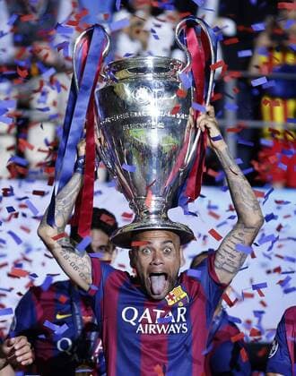Dani Alves FC Barcelona Barca 22) celebrates the winning of the cup after the Championsleague final match between Juventus and FC Barcelona, Olympiastadion in Berlin on June 06., 2015. Juventus Turin vs. FC Barcelona im Finale der Championsleague in der Saison 2014 2015 am 6. Juni 2015.