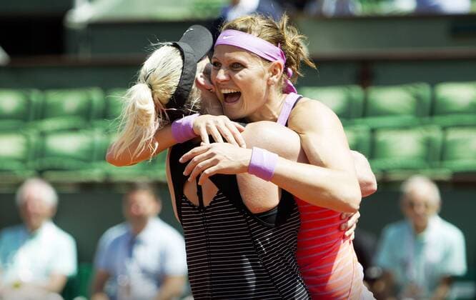 TENNIS - WTA Tennis Damen French Open 2015 PARIS,FRANCE,07.JUN.15 - TENNIS - WTA Tour, Grand Slam, Roland Garros, French Open, doubles, final. Image shows the rejoicing of Bethanie Mattek-Sands (USA) and Lucie Safarova (CZE). GEPAxpictures xMatthiasxHauer