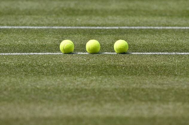 Symbolbild symbolisch 3 Tennisbälle auf Rasen, erstes Rasenturnier in Stuttgart Qualifikation 07.06.2015 Tennis Mercedes-Cup Stuttgart Weißenhof TC Weissenhof Mercedescup Mercedes Cup 06.06..-14.06.2015 Mercedes-Cup Stuttgart Weißenhof 2015