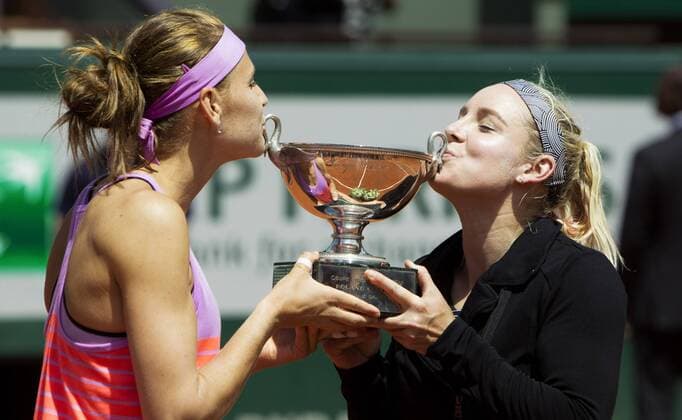 TENNIS - WTA Tennis Damen French Open 2015 PARIS,FRANCE,07.JUN.15 - TENNIS - WTA Tour, Grand Slam, Roland Garros, French Open, doubles, final. Image shows Lucie Safarova (CZE) and Bethanie Mattek-Sands (USA). Keywords: trophy. GEPAxpictures xMatthiasxHauer