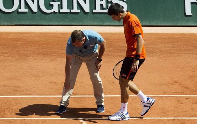 TENNIS - ATP Tennis Herren French Open 2015 PARIS,FRANCE,07.JUN.15 - TENNIS - ATP World Tour, Grand Slam, Roland Garros, French Open, final. Image shows the Chair Umpire and Novak Djokovic (SRB). GEPAxpictures xMatthiasxHauer