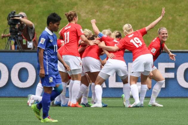 Spielerinnen aus Norwegen (Norway, Norge) jubeln mit Torschützin Isabell Herlovsen (NOR, rechts) über das Tor zum 3:0, Jubel, Torjubel, Torerfolg, celebrate the goal, goal, celebration, Jubel ueber das Tor, optimistisch, Action, Aktion, Fussball, FIFA Frauen-WM 2015, Norwegen - Thailand, xozx