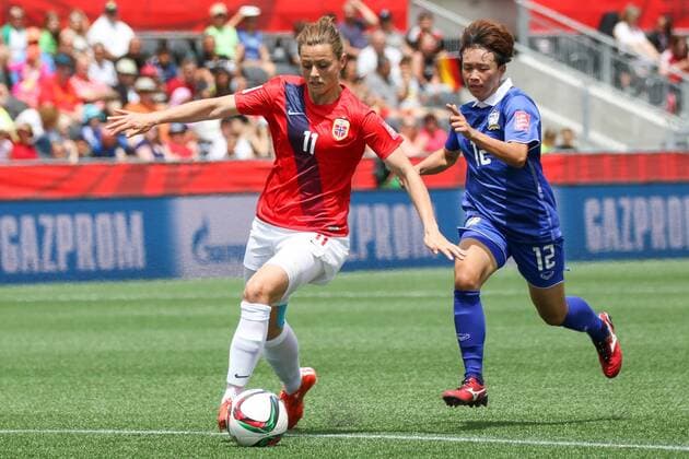 v.li.: Nora Holstad Berge (NOR), Rattikan Thongsombut (THA), Fussball, FIFA Frauen-WM 2015, Norwegen - Thailand, xozx