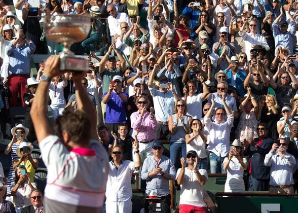 Stan Wawrinka (SUI) mit dem Pokal im Hintergrund sein Team und die Familie,Siegerehrung, Herren Finale,Endspiel, Tennis - French Open 2015 - Grand Slam ITF ATP Tennis Herren WTA Tennis Damen - Roland Garros - Paris - - France - 7 June 2015. Juergen Hasenkopf