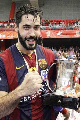 Aktuell Handball, Spanien, FC Barcelona (Barca FC) gewinnt Copa del Rey - FC Barcelona vs BM Granollers - Pictured: Raul Entrerrios con el trofeo. Final of Spanish King s Cup final four between Barcelona (Barca FC) and Granollers. In this picture, Raul Enterrios holds the trophy. xTUERO-ARIASx 