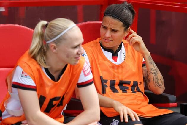 Dzsenifer Marozsan (Deutschland) nach ihrer Verletzung wieder nur auf der Ersatzbank, hier rechts neben Pauline Bremer (Deutschland), Fussball, FIFA Frauen-WM 2015, Deutschland - Elfenbeinküste, xozx