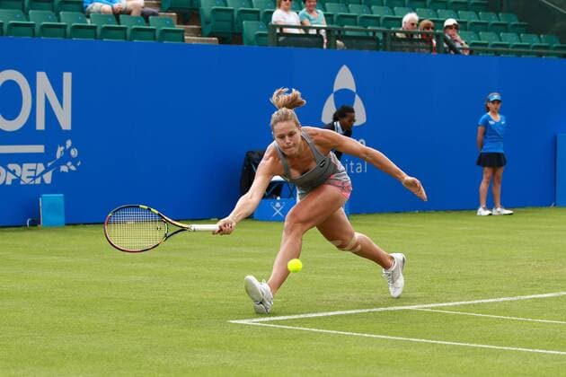 08.06.2015. Nottingham, England. Seeded Italian Karin Knapp plays Belgian Yanina Wickmayer in the 2015 Aegon Nottingham Open xDavidxKissmanx  ActionPlus11628958