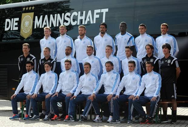 Mannschaftsfoto Deutsche Nationalmannschaft am 08.06.2015 in Köln. HM hi.v.li.: Andre Schürrle, Christoph Kramer, Shkodran Mustafi, Sami Khedira, Antonio Rüdiger, Jonas Hector, Max Kruse; Mitte: Oliver Bierhoff, Andreas Köpke, Karim Bellarabi, Lucas Podolski, Bastian Schweinsteiger, Mesut Özil, Thomas Schneider, Joachim Löw; vorn: Ilkay Gündogan, Sebastian Rudy, Ron-Robert Zieler, Mario Götze, Roman Weidenfeller, Patrick Herrmann und Erik Durm